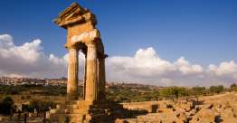 主题A反复：上帝将推翻异教的王国，并代之以自己的王国（但 7）